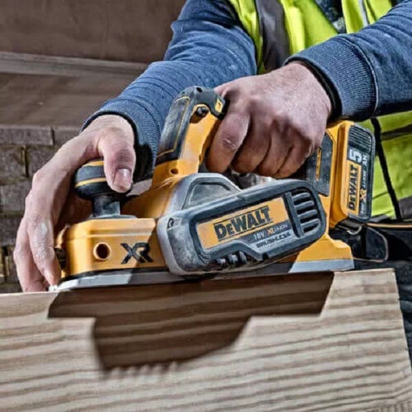 Аккумуляторный рубанок DeWALT DCP580NT