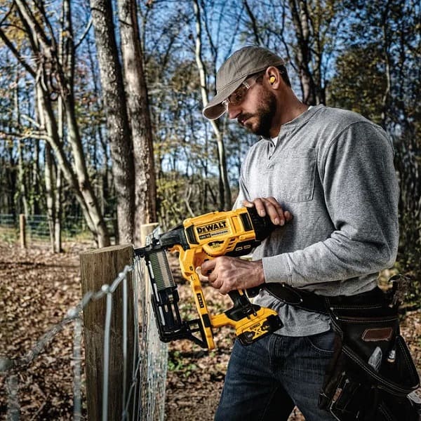 Степлер скобозабивной аккумуляторный бесщёточный DeWALT DCFS950N